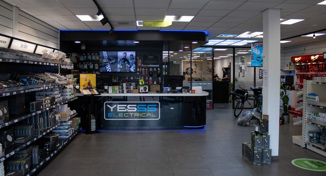 yesss-leiden_-vestiging_yesss-electrical_balie_assortiment_schap